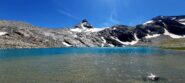 La Granta Parei si specchia nel lago di Goletta