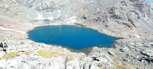 Contrasti di colore tra roccia e lago