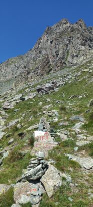 Il bivio poco segnato: proseguendo dritti si va al Colle Sulè, verso il rifugio Cibrario. Per andare diretti ai laghi Autaret, all'omonimo colle e alla Costan occorre tenersi sulla sinistra