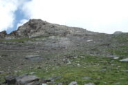 Per giungere sotto la parete terminale ( 200 metri chiave ), si passa sotto questa bastionata orizzontale rocciosa e la si aggira sulla destra. Nella foto in direzione di quel piccolo nevaio