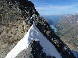 Breve nevaio al termine della cresta N della Guin