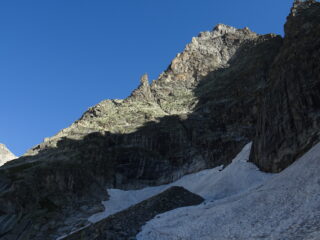 Nevaio e cresta di salita al sole