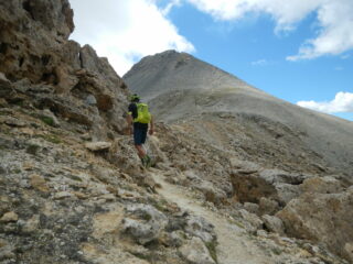 a piedi verso la cima del Monte Seguret