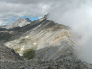 dalla cima: la Rognosa d'Etiache e le nebbie che avvolgono la Cima del Vallonetto 