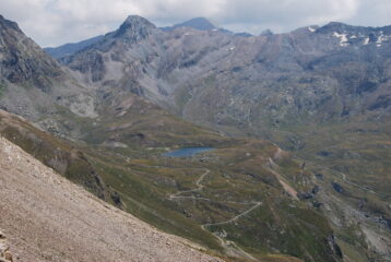 La testata del Vallone di Urtier dal Pas des Invergneaux, con Lago e alpeggio di Ponton sovrastati dal Bec Cotasse e, in basso, la strada per il Rifugio Sogno