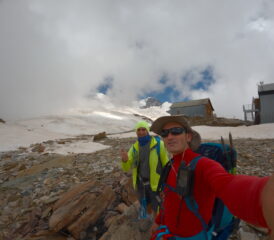 Noi nello spiazzo intorno al Rifugio