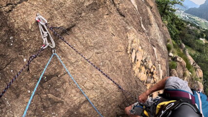 Soste sulla via di discesa collegate da cordone e con maglia rapida per calata in doppia