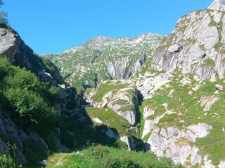 Quasi in centro contro il cielo, la vetta vista da poco prima del piano del Creus (ingrandendo si distingue la croce).