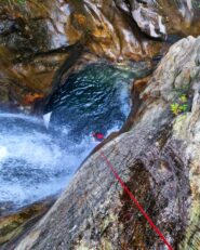 Prima cascata del relais, la seconda sosta è rovinata, si può per ora evitare scendendo a destra sulla placca fuori dall'inforramento