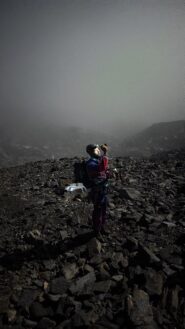 Il colorato viandante alpino nel mare di nebbia