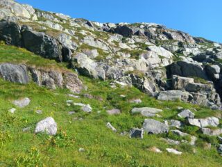 Pochi metri oltre l'alpe Prà, le prime tacche e i gradini della traccia che sale a destra.