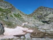 Nevai sotto la cima, verso la punta Liamau (a destra).