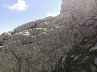 Il saltino di roccia sulla traccia verso il lago Liamau.