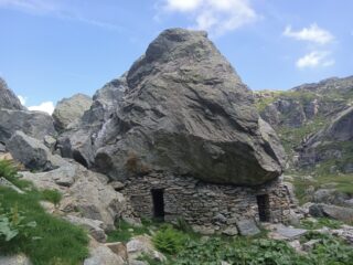 Il singolare alpe di balma nei pressi del lago Creus.