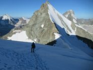 Appena superata la Wellekuppe si scorge la cresta finale. La cornice sarà percorsa sulla sua base rocciosa