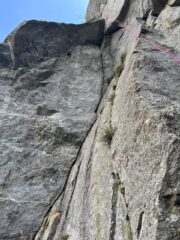 “Per favore non spingete”, grado da confermare e un sasso ancora da togliere a 2/3 della via.