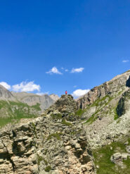 La cima offre uno splendido balcone panoramico sulla valle