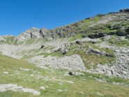 La cima a sinistra con il pendio percorso per raggiungere la cresta Sud-Est