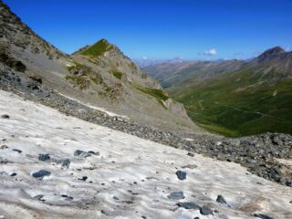 Lo sfasciumoso versante di salita all'Alp