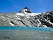 La Granta Parei sembra emergere dal lago Goletta...