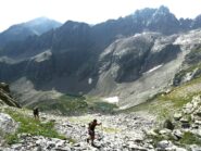 Il lago Ischiator di mezzo salendo al passo Laris