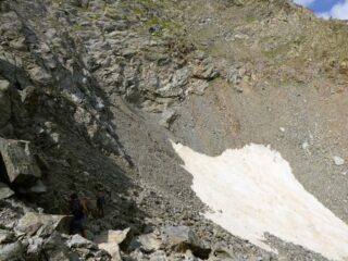 La breve discesa dal passo a riprendere la traccia di salita dopo il nevaio