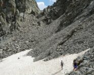 Dopo il nevaio, la breve risalita al passo Laris