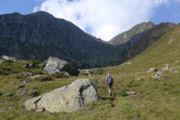 Salendo nel bel vallone verso Col Forcola