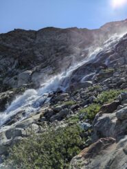 La cascata a cui si passa vicino per salire oltre il lago dei Seracchi