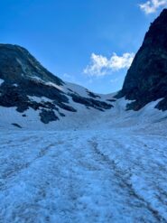 Vista del canale innevato che scende dal colle di Planaval, l'entrata è la parte più ripida poi perde gradualmente pendenza 