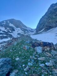 Vista del colle di Planaval dalla fine dei nevai, ottimi bollini gialli per riprendere il sentiero