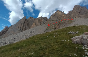 Attacco della via (A) e rientro dal canale di discesa.