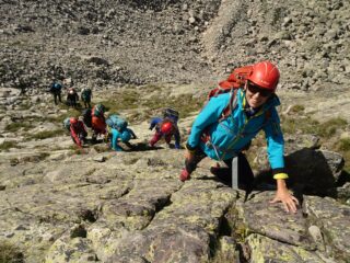 Sulle placche biancastre nella parte bassa del versante sud ovest di Rocca dell'Abisso