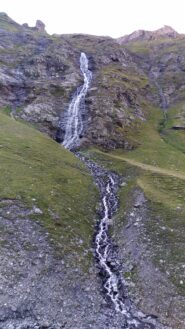 Cascata spettacolare scendendo dal Bezzi