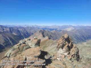 Il torrione nel tratto finale, sulla destra il muro da disarrampicare 