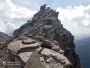 verso il blocco in piedi. Poco dietro c'è la cima.