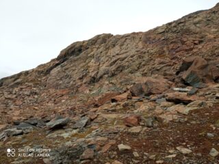 quasi sotto la vetta la roccia si colora di rosso