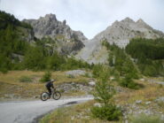 al centro il vallone di salita al Monte Cassorso, classico itinerario di scialpinismo primaverile 