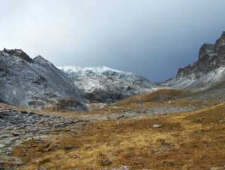 Verso il Colle di Entrelor, a sinistra la Percià Nord