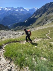 sentiero che sale al colle con vista Monte Bianco