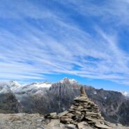 La cima. Sullo sfondo, le grandi cime già ben imbiancate.