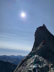 Primo gendarme all’inizio delle difficoltà, subito dopo la Balanselmo. Da arrampicare sul filo (III+, un vecchio chiodo, sosta su spuntone)