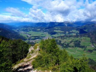 Dalla cima verso la Val Pusteria, con Dobbiaco e Villabassa.