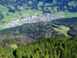 Dalla cima vista su San Candido. In basso a sx Malga Mayer; verso destra il pianoro del Rifugio Baranci.