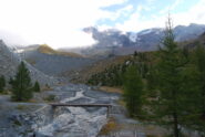 Passato il Lago Blu, l’attraversamento del torrente e la morena. Il sentiero la costeggia correndo sul costone 