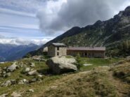 Appena superato il rifugio. Dietro vediamo la cresta che dal bec Renon va verso cima Battaglia.