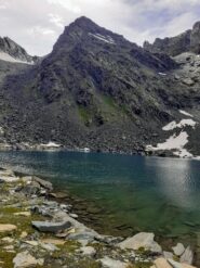 La punta Nera dal lago Miserino,si sale sulla sx e in alto si vede il colletto da raggiungere per salire in punta