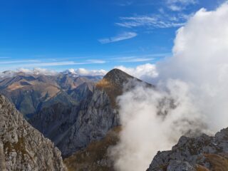 Un tratto in cresta salendo, con vista sul Sossino