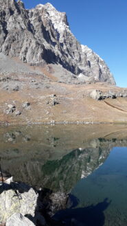 il re di pietra si specchia nel lago..