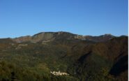 Panoramica del Maggiorasca, Bue e Roncalla con il paese di Ascona